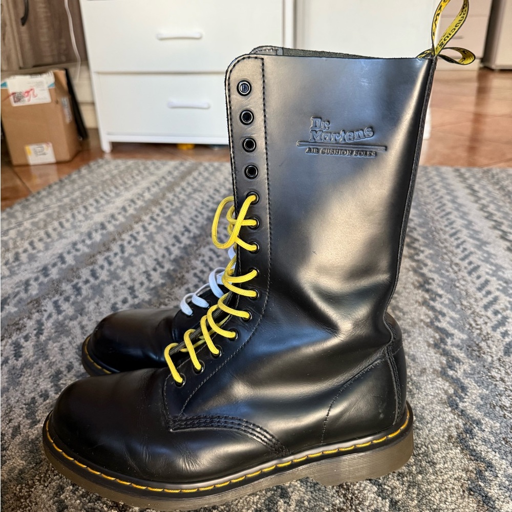 14 hole Dr. Martens black men’s 10 us